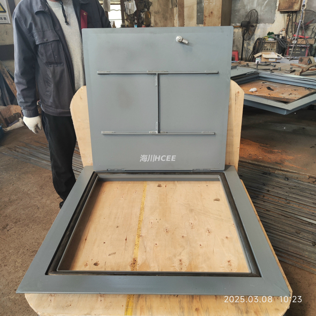 WEATHERTIGHT SQUARE HATCH WITH KEY